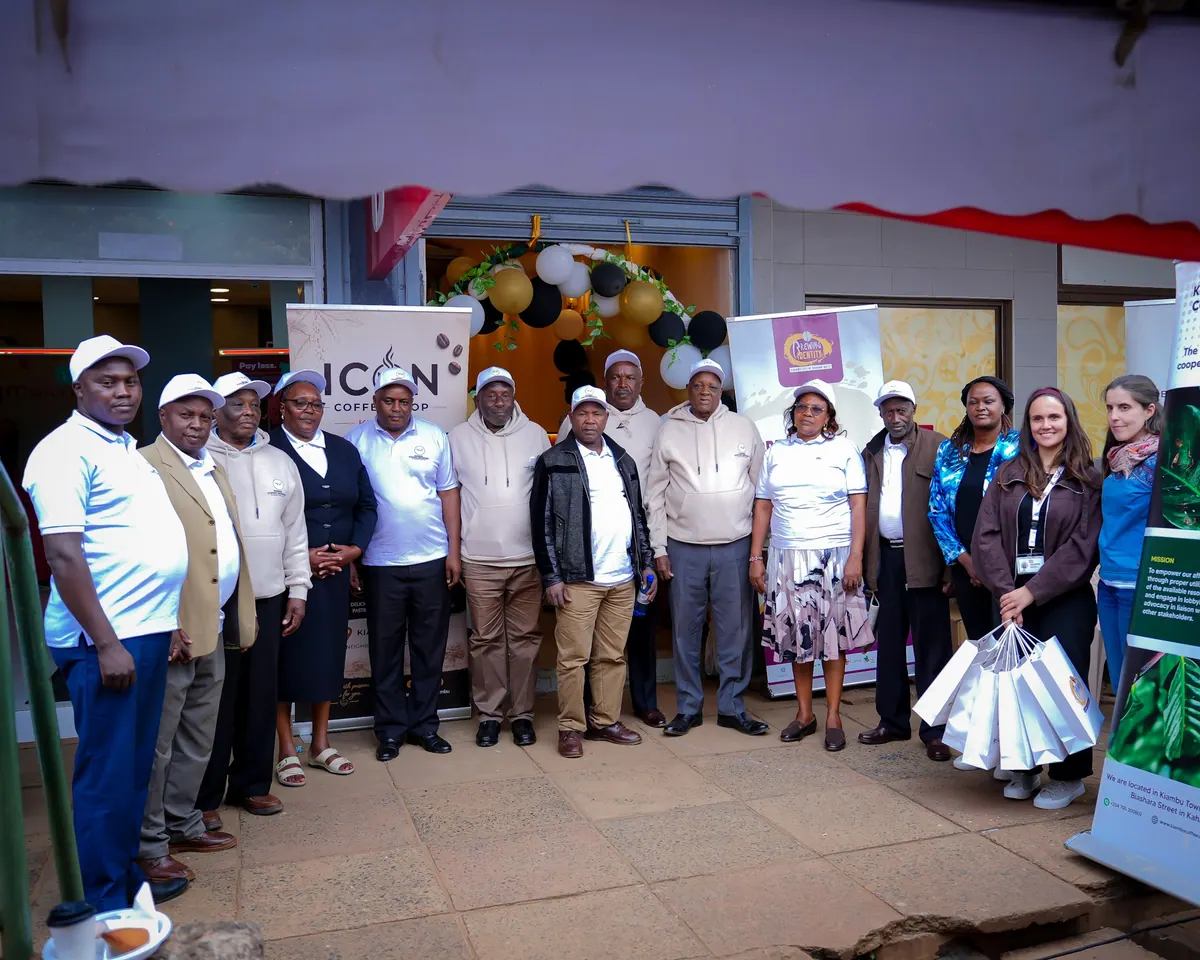 Guests and farmers in a group photo outside the shop